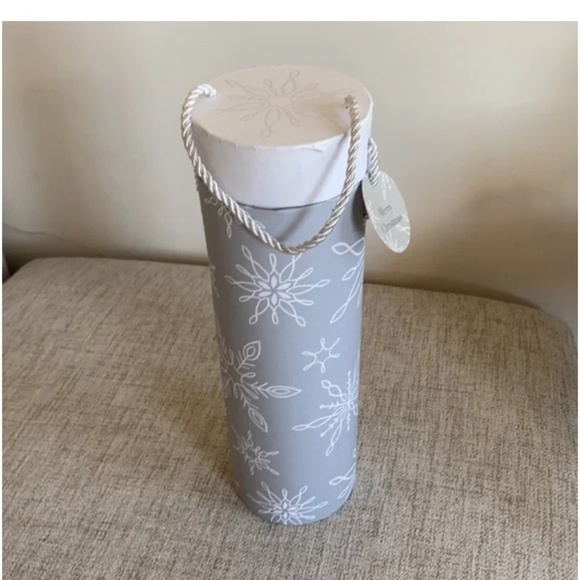 Snowflake pattern printed holiday bottle carrier with handle grey and white - Picture 5 of 5